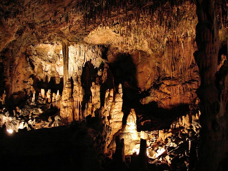 File:Grand Caverns.JPG