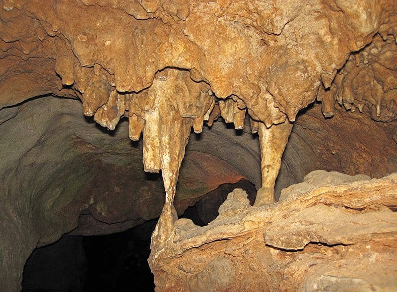 File:Travertine columns (Skyline Caverns, Front Royal, Virginia, USA) (27571110830).jpg