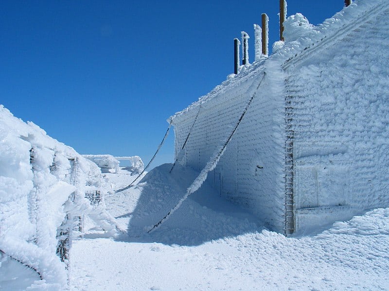 File:Mount Washington chained building.jpg