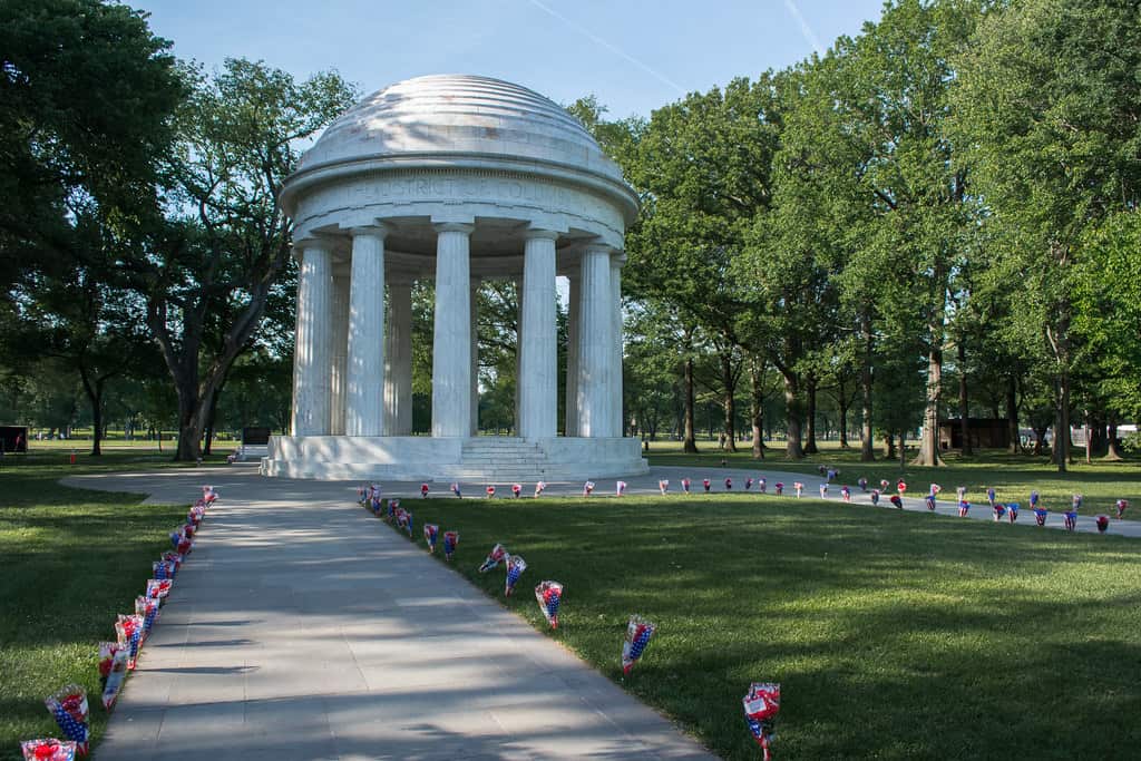 path of bouquets 03 - DC War Memorial - Memorial Day - Was… | Flickr