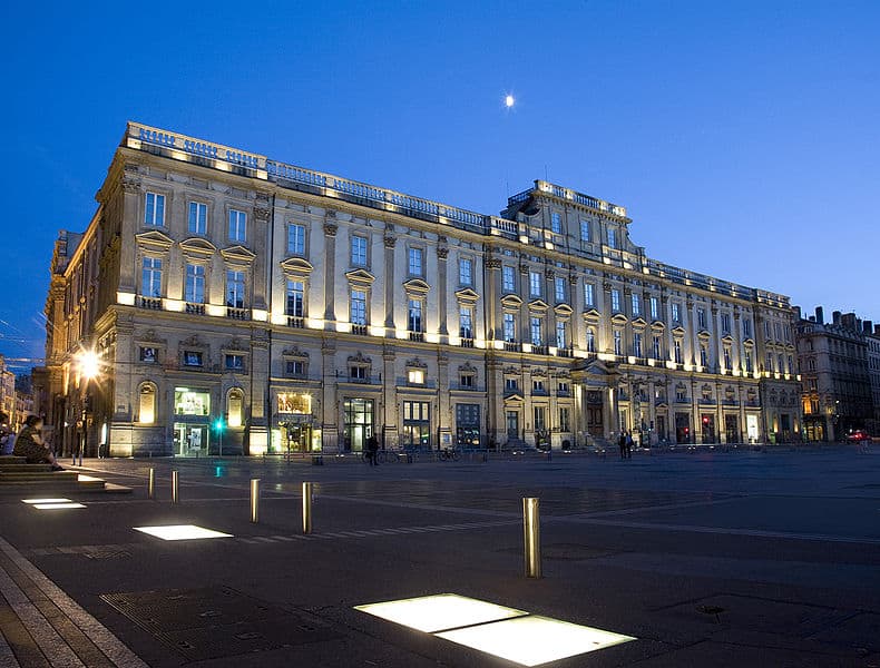 File:MBA Lyon facade nuit.jpg