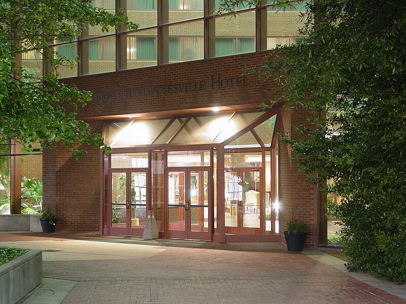 File:Omni Charlottesville Hotel entrance.jpg